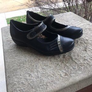 Aetrex black and gold Mary Janes, 8.5/39